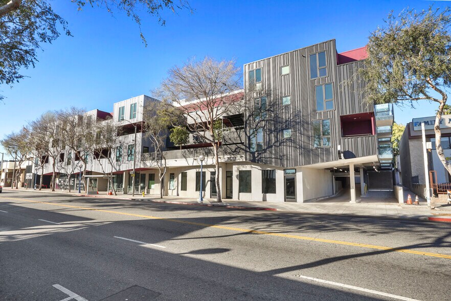 7617 Santa Monica Blvd, West Hollywood, CA à louer - Photo de l’immeuble – Image 3 sur 17