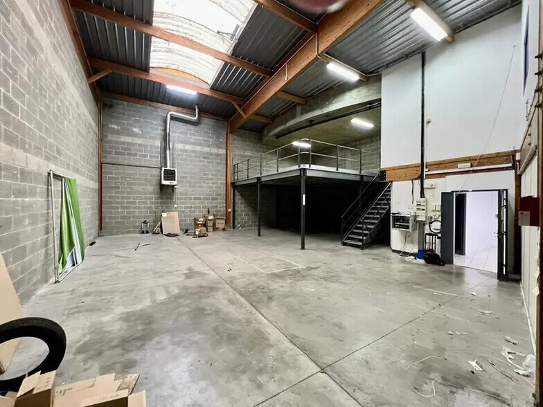 Local d'activités dans Lagny-sur-Marne à vendre - Photo de l’immeuble – Image 2 sur 3