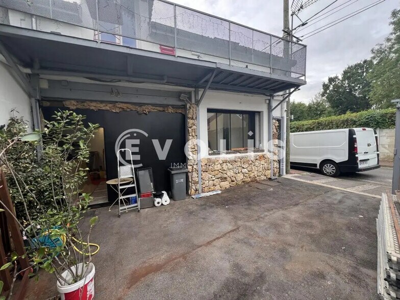 Local d’activités dans Noisy-le-Grand à louer - Photo de l’immeuble – Image 1 sur 9