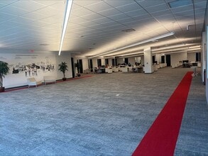 815 N Opdyke Rd, Auburn Hills, MI à louer Hall d’entrée– Image 2 sur 2