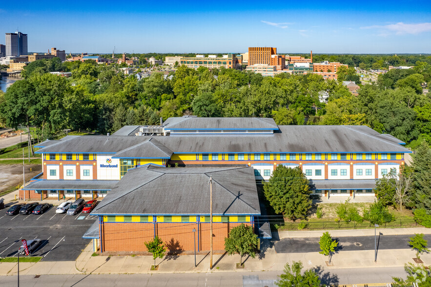 701 N Niles Ave, South Bend, IN à louer - Photo de l’immeuble – Image 3 sur 20