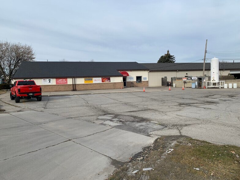 35850 Utica Rd, Clinton Township, MI à louer - Photo de l’immeuble – Image 3 sur 36