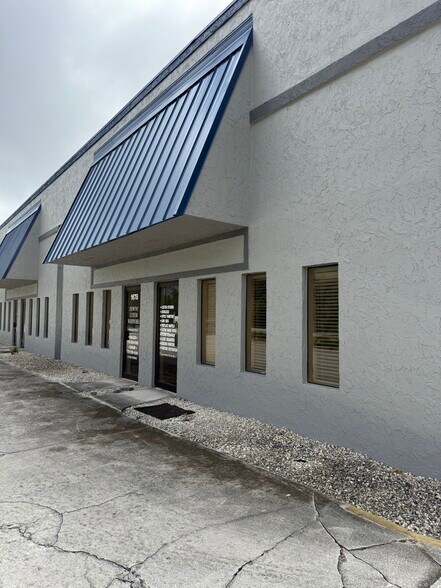 1634 SE Village Green Dr, Port Saint Lucie, FL à louer - Photo de l’immeuble – Image 3 sur 6