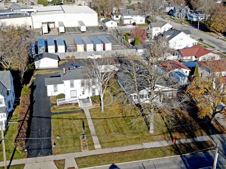 422 Summit Ave, Oconomowoc, WI à louer - Photo de l’immeuble – Image 2 sur 4