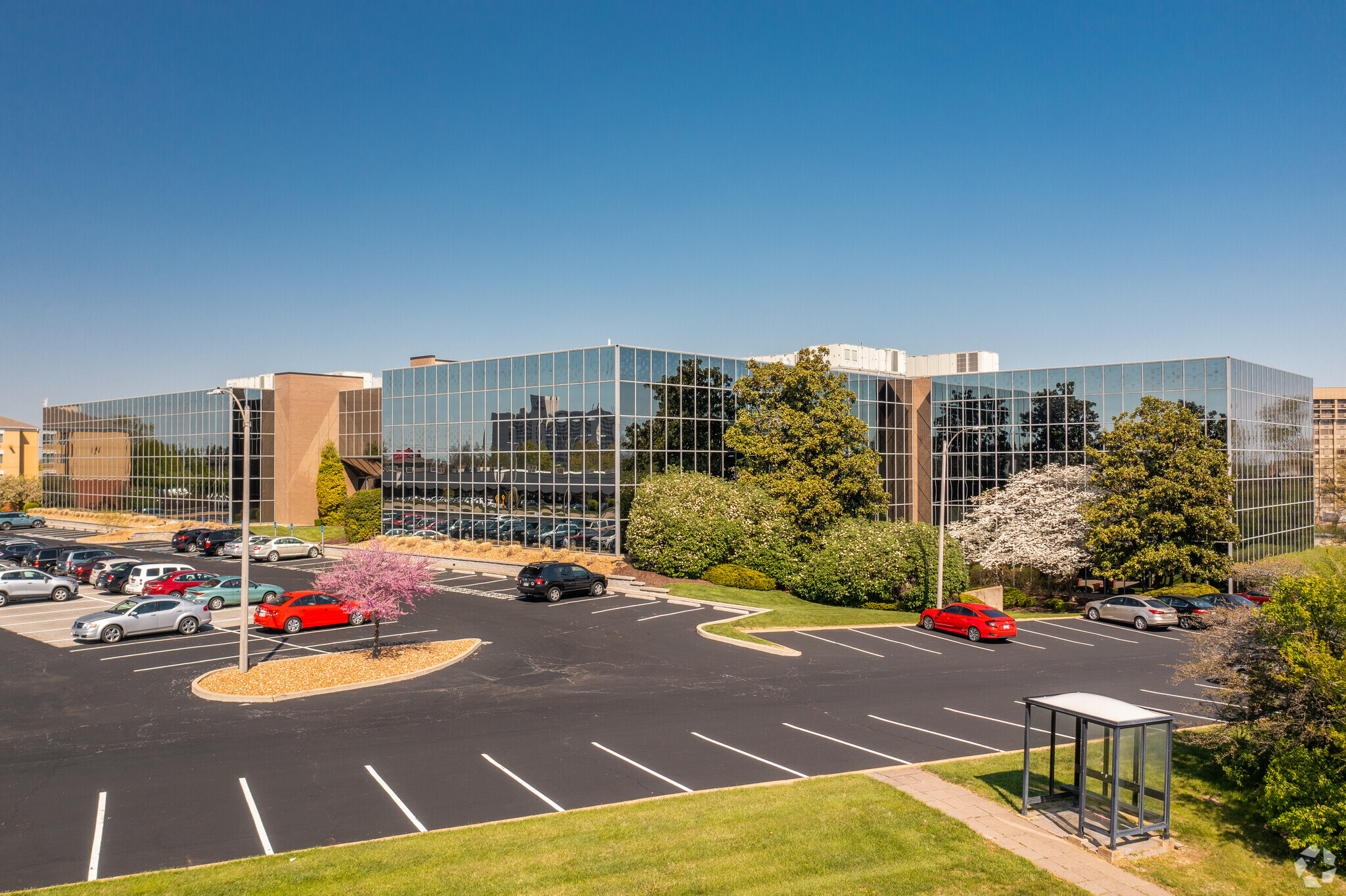 12115 Lackland Rd, Maryland Heights, MO à louer Photo de l’immeuble– Image 1 sur 13