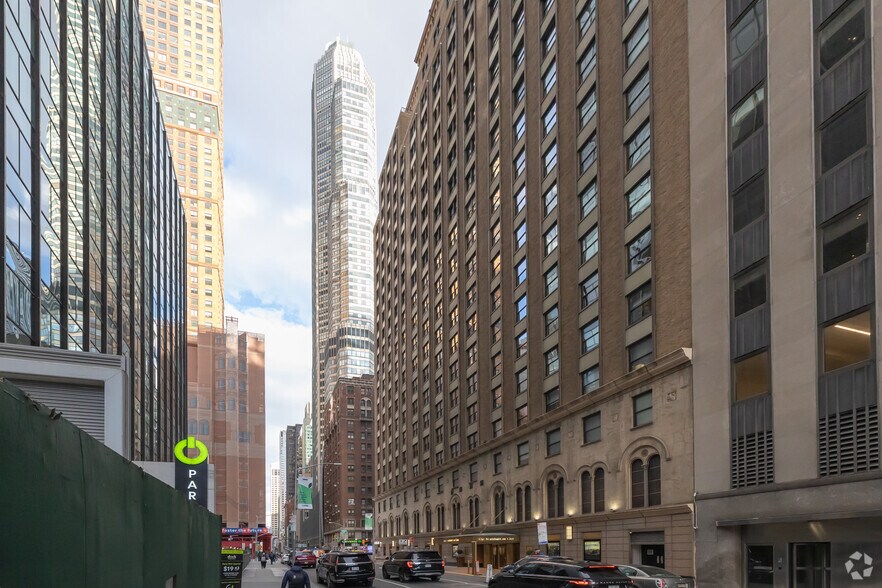 156 W 56th St, New York, NY à louer - Photo principale – Image 1 sur 30