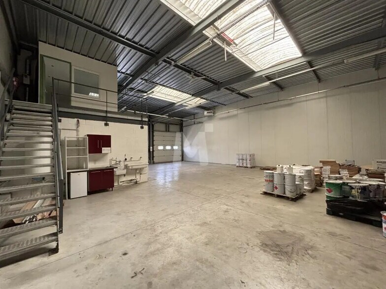 Local d'activités dans Guibeville à vendre - Photo de l’immeuble – Image 2 sur 9