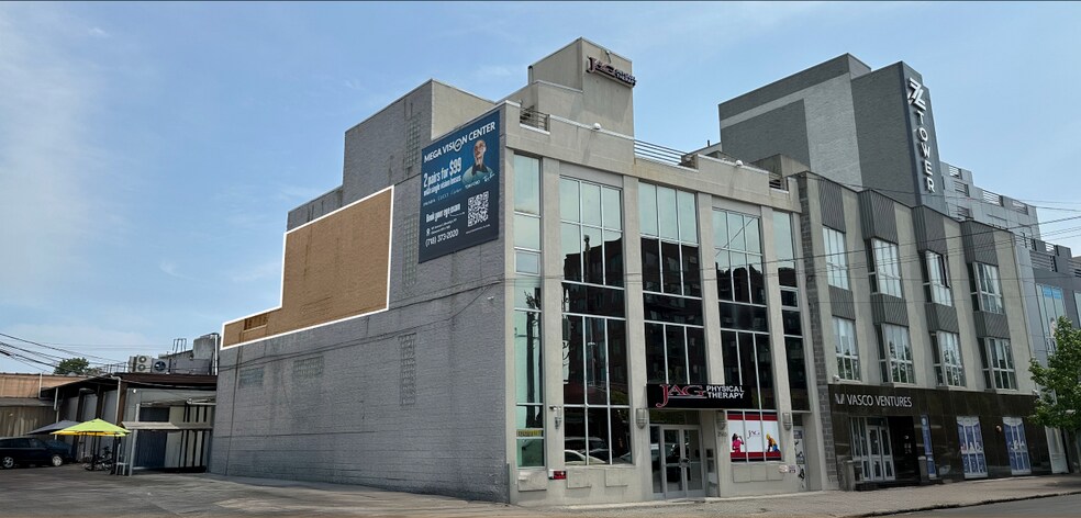 2565 E 17th St, Brooklyn, NY à louer - Photo de l’immeuble – Image 1 sur 1