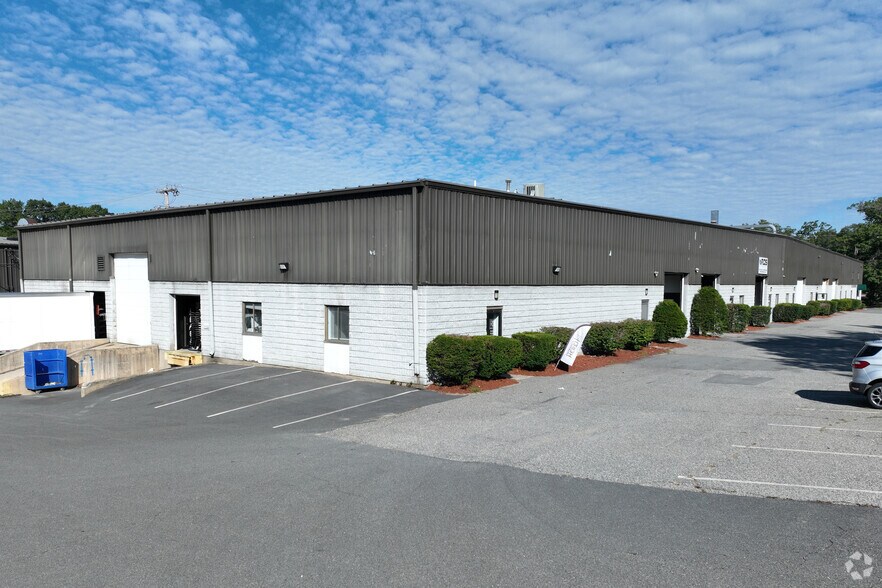 12 Rogers Rd, Haverhill, MA à louer - Photo principale – Image 1 sur 4