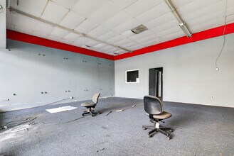 2455 Delowe Dr, Atlanta, GA à louer Photo intérieure– Image 1 sur 2
