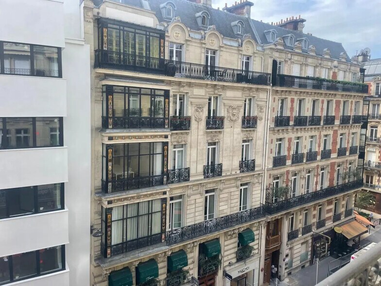 33 Rue Marbeuf, Paris à louer - Photo de l’immeuble – Image 1 sur 14