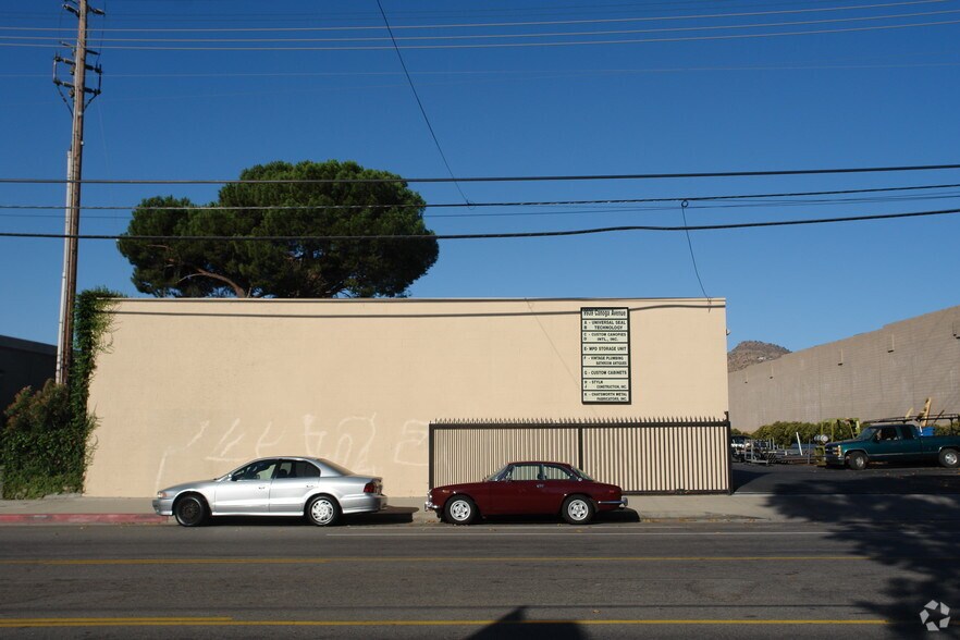 9939 Canoga Ave, Chatsworth, CA à louer - Photo de l’immeuble – Image 2 sur 7