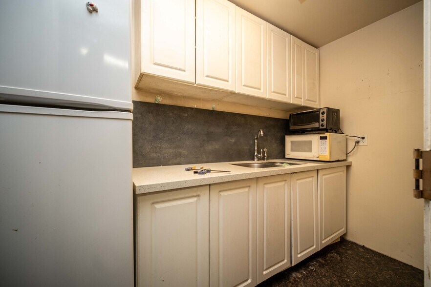 12671 Bathgate Way, Richmond, BC à louer - Photo de l’immeuble – Image 2 sur 8