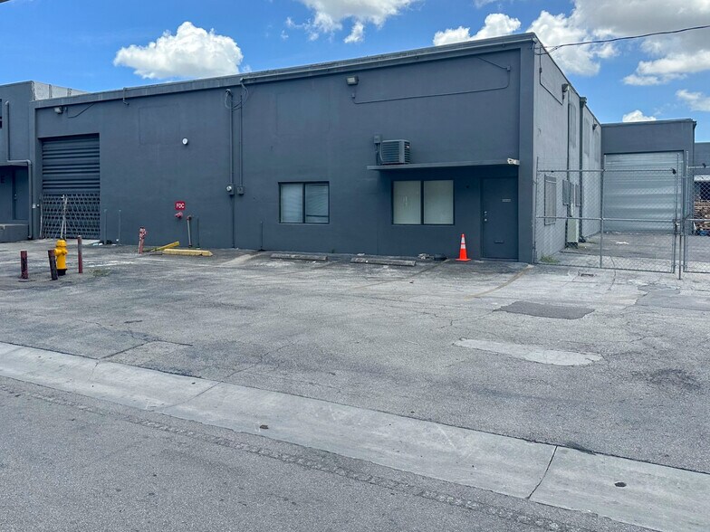 494-498 W 20th St, Hialeah, FL à louer - Photo de l’immeuble – Image 3 sur 3