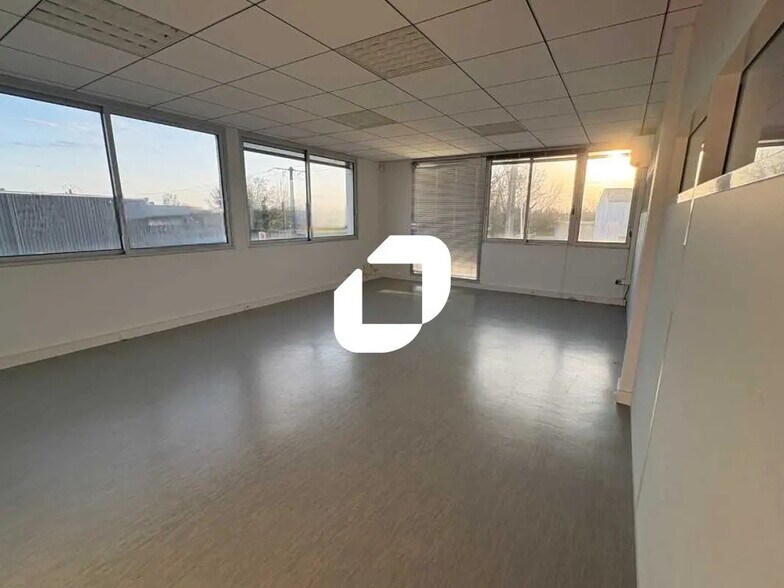 Bureau dans Latresne à louer - Photo de l’immeuble – Image 3 sur 11