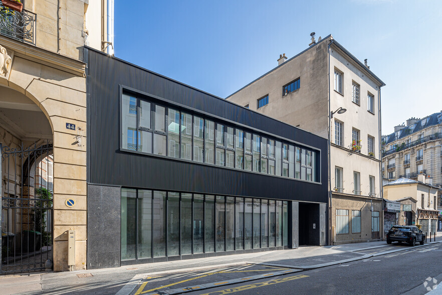 Rue Des Vinaigriers, Paris à vendre - Photo de l’immeuble – Image 3 sur 19