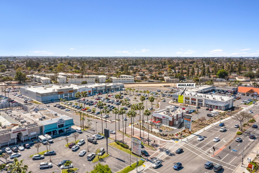 9852 Chapman Ave, Garden Grove, CA à louer - Photo de l’immeuble – Image 3 sur 23