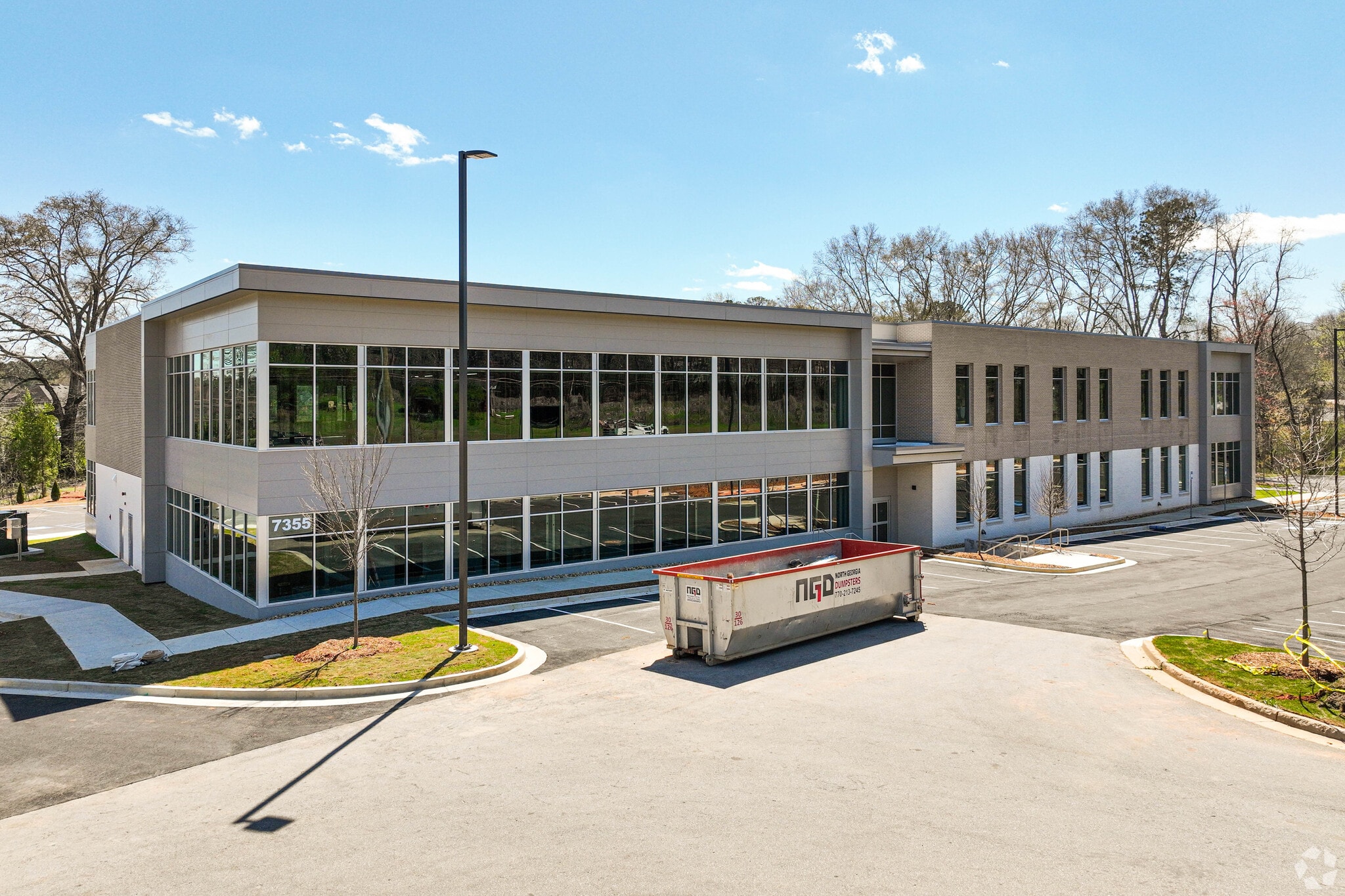 7355 Main St, Woodstock, GA à louer Photo principale– Image 1 sur 9