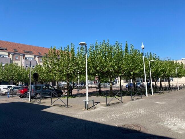 Plus de détails pour 22 Place Du 14 Juillet 1789, Moissy-Cramayel - Local commercial à louer