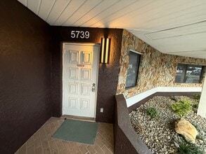 5739-5749 Gall Blvd, Zephyrhills, FL à louer Photo de l’immeuble– Image 2 sur 13