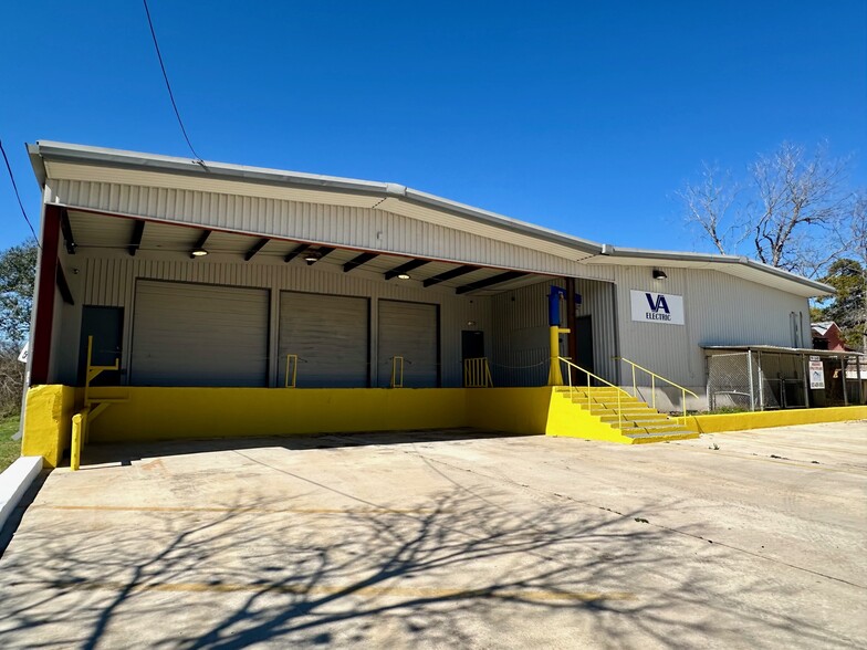 210 Gravel St, Seguin, TX à louer - Photo de l’immeuble – Image 3 sur 40