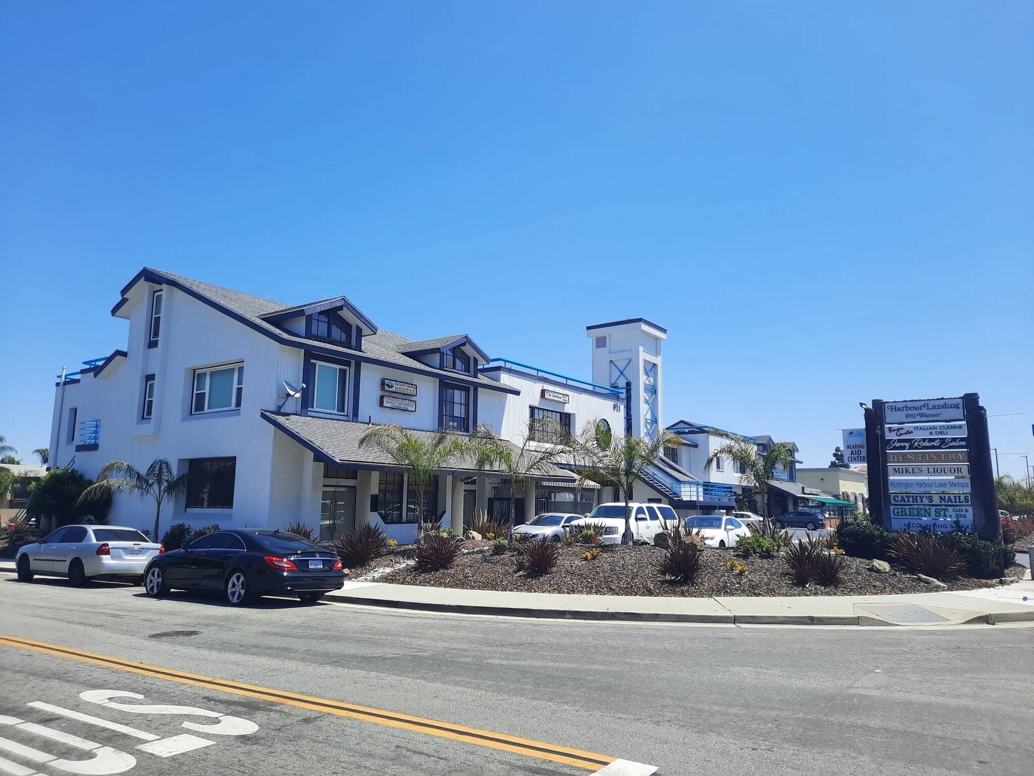 4911 Warner Ave, Huntington Beach, CA à louer Photo de l’immeuble– Image 1 sur 15