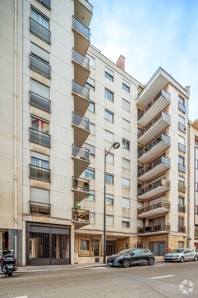 17 Rue Van Loo, Paris à vendre - Photo de l’immeuble – Image 3 sur 3