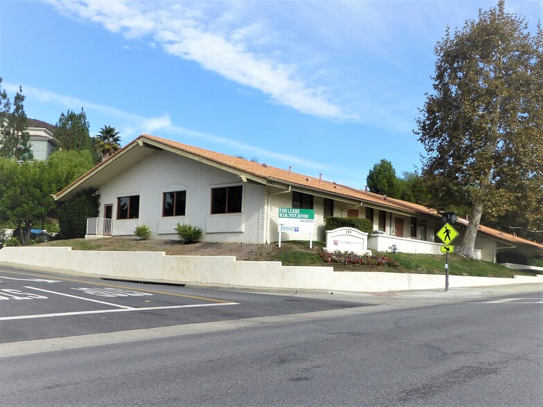 191 Wilbur Rd, Thousand Oaks, CA à louer - Photo de l’immeuble – Image 2 sur 8