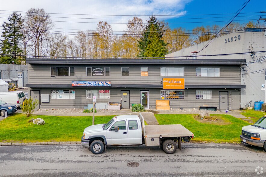 301-323 Lynn Av, North Vancouver, BC à louer - Photo de l’immeuble – Image 3 sur 3