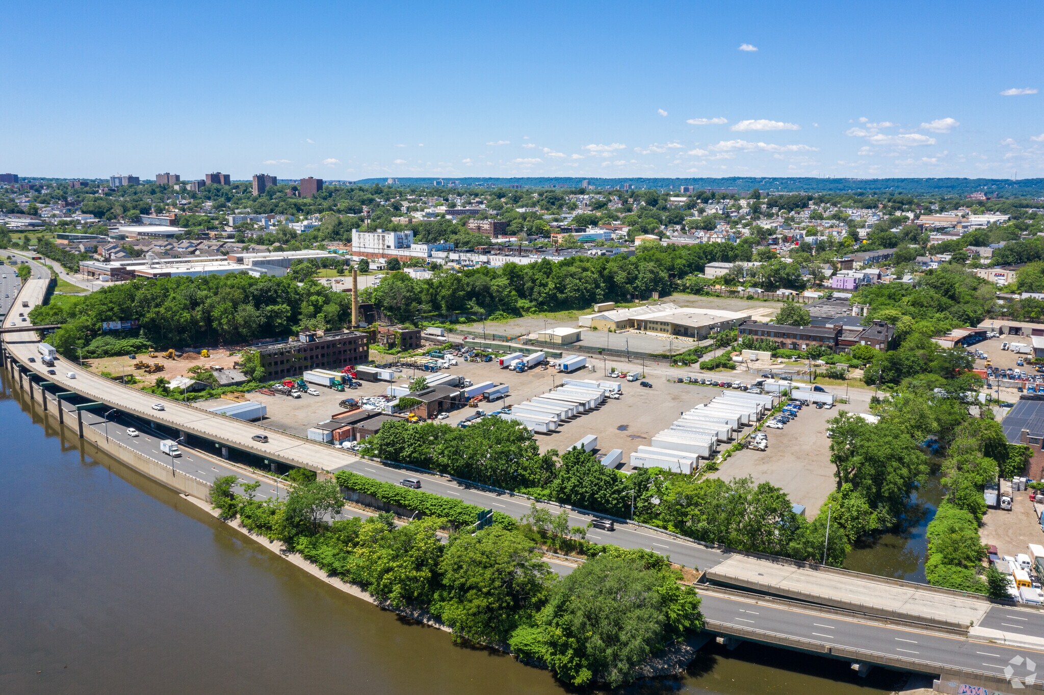 2120 McCarter Hwy, Newark, NJ à louer Photo principale– Image 1 sur 8