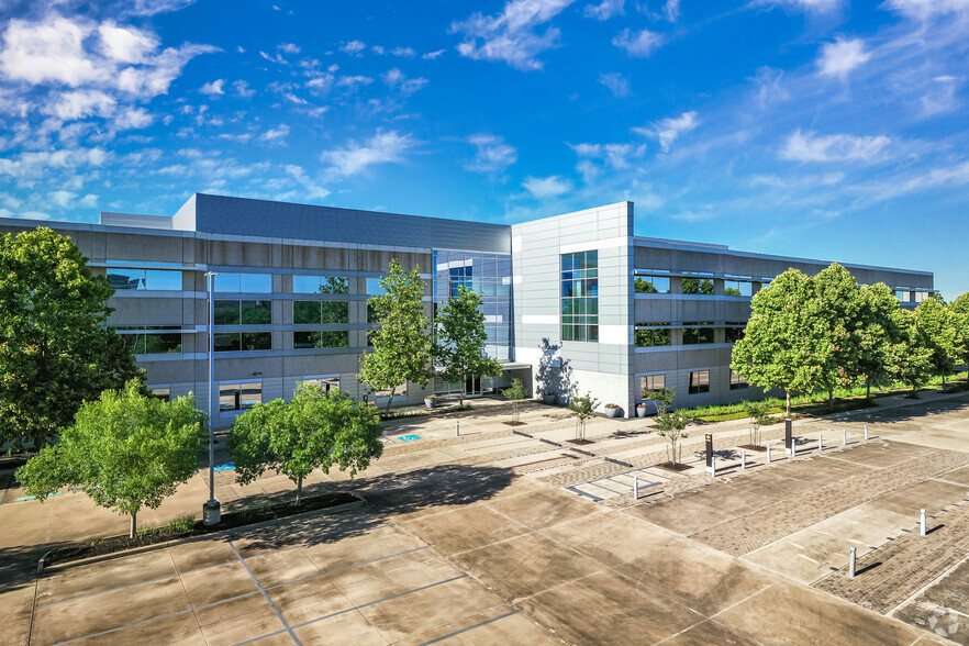 11210 Equity Dr, Houston, TX à louer - Photo de l’immeuble – Image 1 sur 14