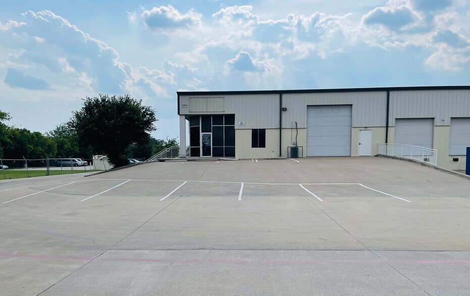 1121 Sturgeon Ct, Arlington, TX à louer - Photo de l’immeuble – Image 3 sur 19