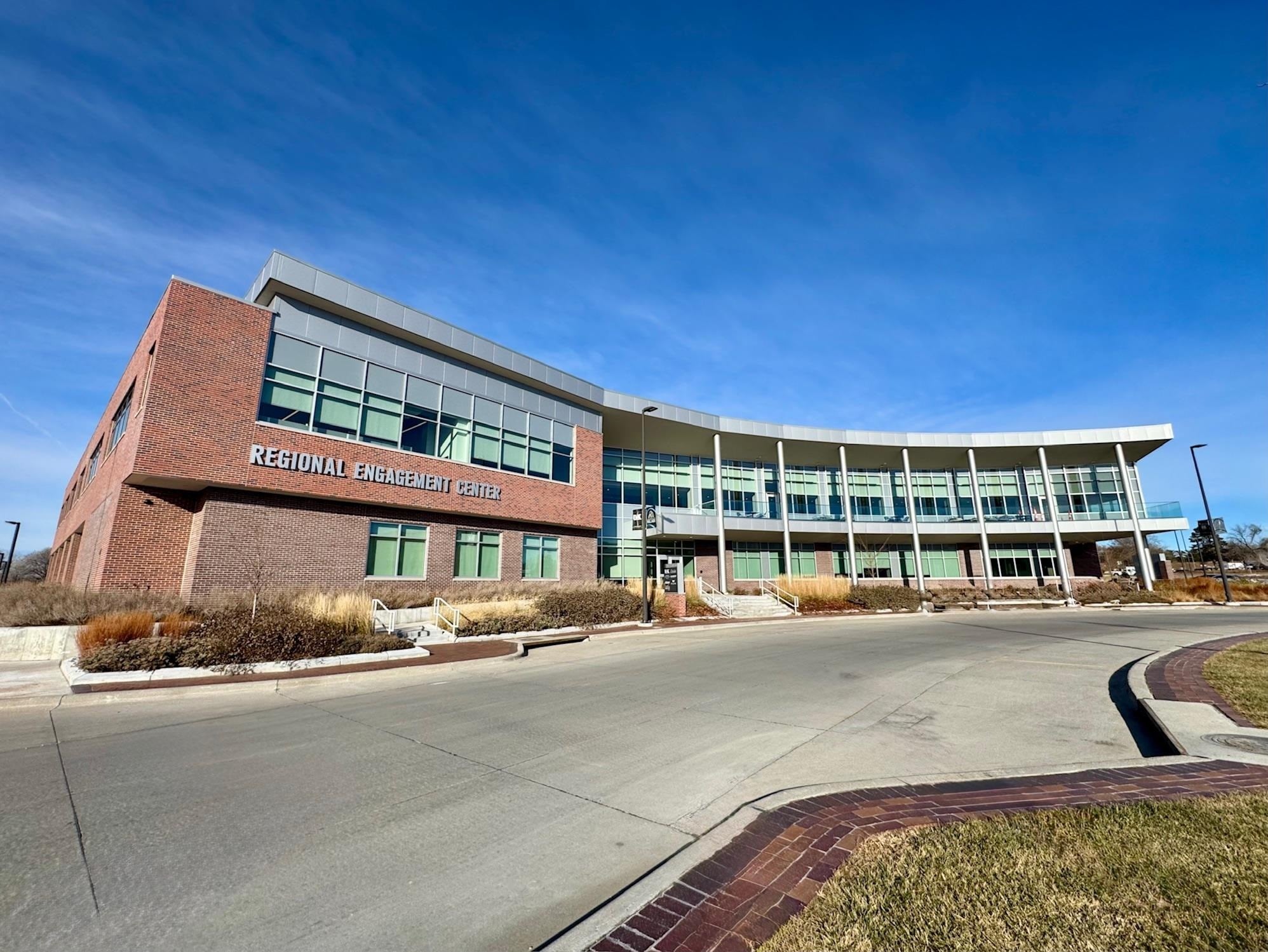 2204 University Dr, Kearney, NE à louer Photo de l’immeuble– Image 1 sur 16