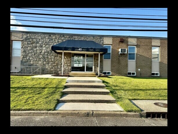 40 Commerce Pl, Hicksville, NY à louer Photo principale– Image 1 sur 13