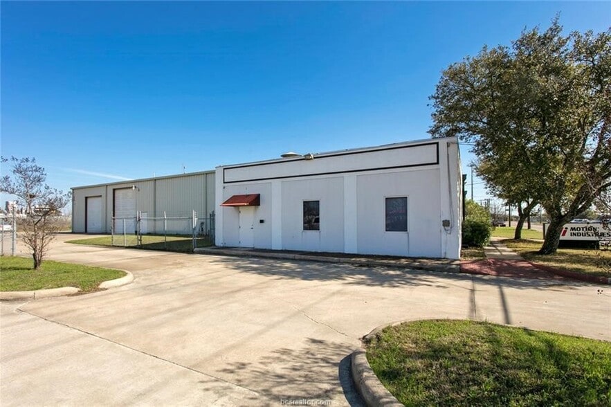 610 W Carson St, Bryan, TX à louer - Photo de l’immeuble – Image 3 sur 7