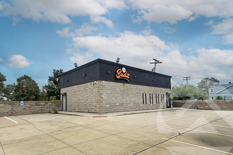 5808 E McNichols Rd, Hamtramck, MI à vendre - Photo de l’immeuble – Image 1 sur 8
