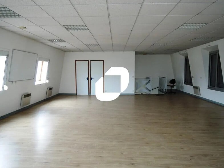 Bureau dans Champs-sur-Marne à louer - Photo intérieure – Image 3 sur 3