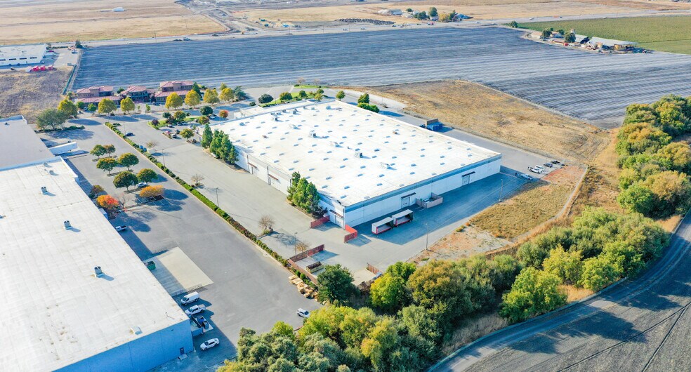 2451 Bert Dr, Hollister, CA à louer - Photo de l’immeuble – Image 2 sur 12