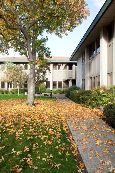 165-185 N Redwood Dr, San Rafael, CA à louer - Photo de l’immeuble – Image 3 sur 21