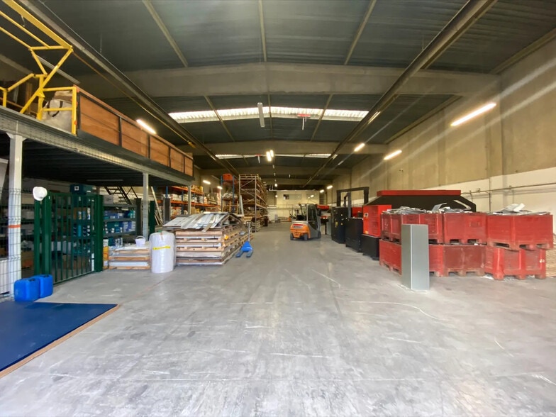 Local d'activités dans SAINT-OUEN-L'AUMONE à vendre - Photo de l’immeuble – Image 2 sur 14