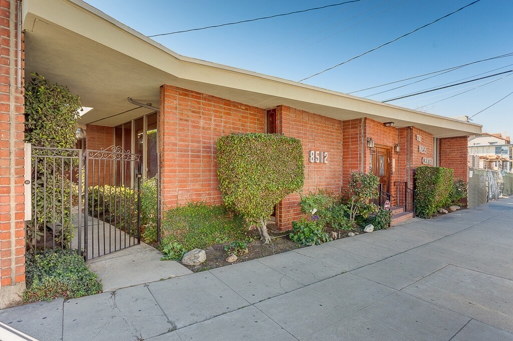 8512 Whitworth Dr, Los Angeles, CA à vendre Photo principale– Image 1 sur 25