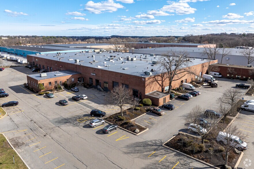 78 Olympia Ave, Woburn, MA à louer - Photo principale – Image 1 sur 12