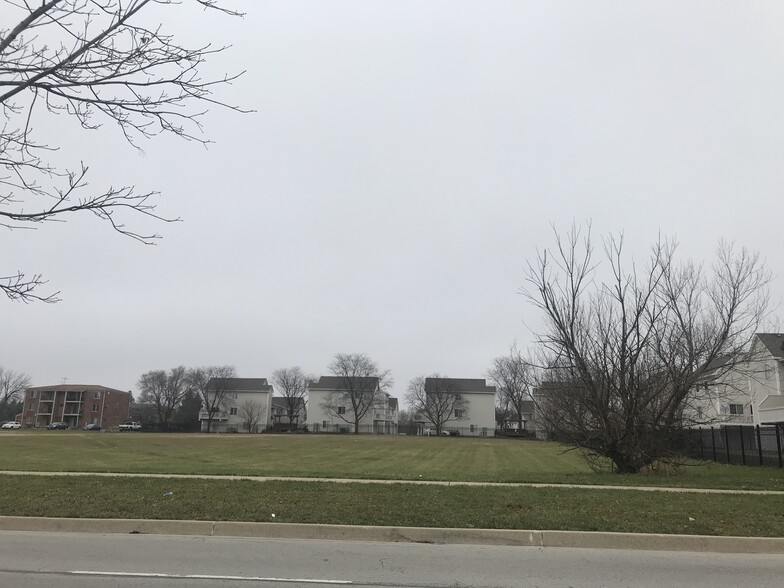 Lot 5C and 5D Lily Cache Ln, Bolingbrook, IL à vendre - Photo principale – Image 1 sur 8