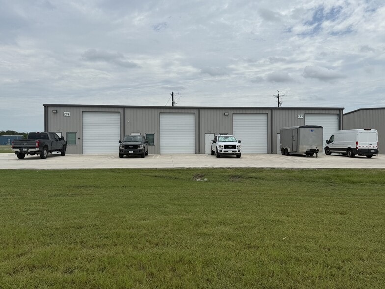 299 Navarro Dr, Seguin, TX à vendre - Photo de l’immeuble – Image 3 sur 19