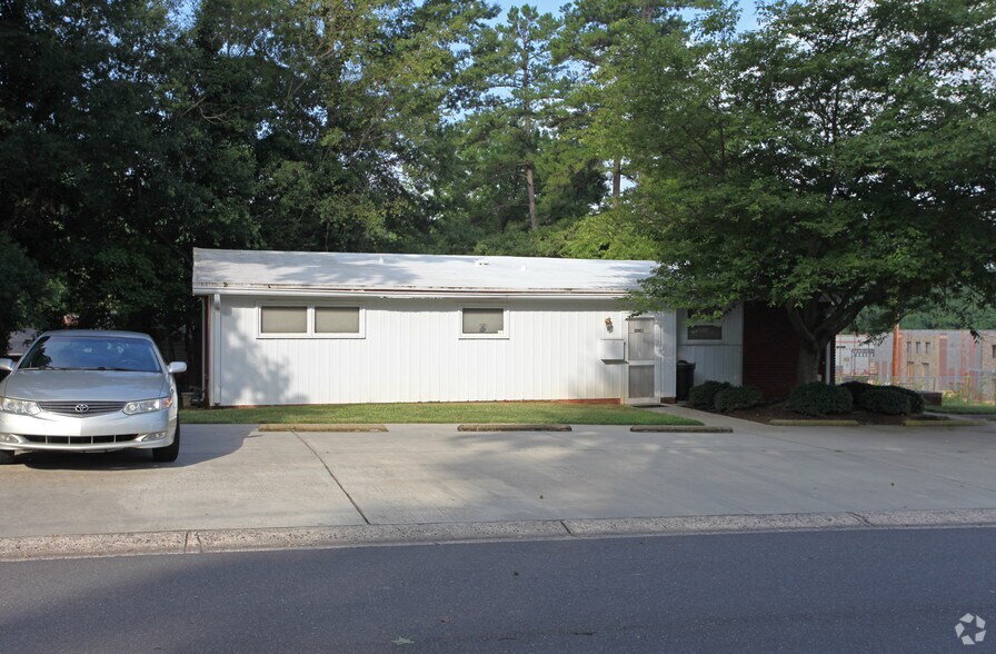 738 Pierson Dr, Charlotte, NC à vendre - Photo de l’immeuble – Image 2 sur 2