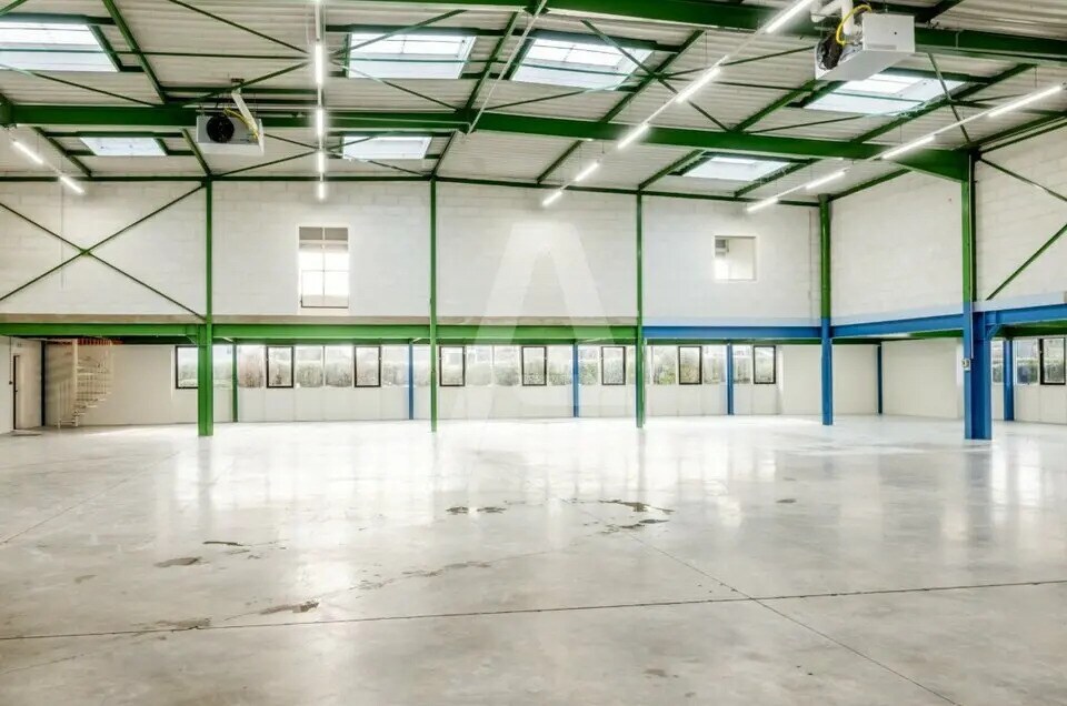 Industriel/Logistique dans Saint-Thibault-des-Vignes à louer Photo intérieure– Image 1 sur 10