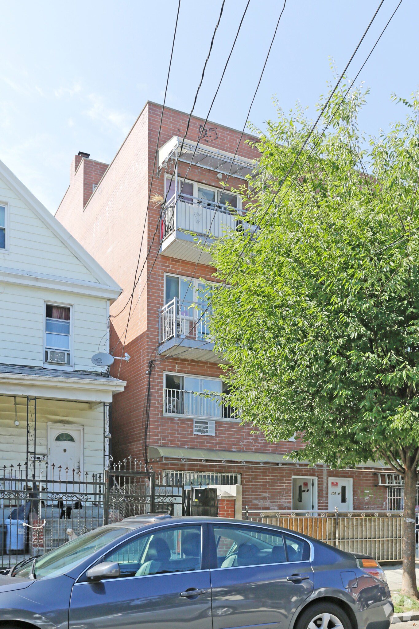 10438 38th Ave, Corona, NY à vendre Photo principale– Image 1 sur 3