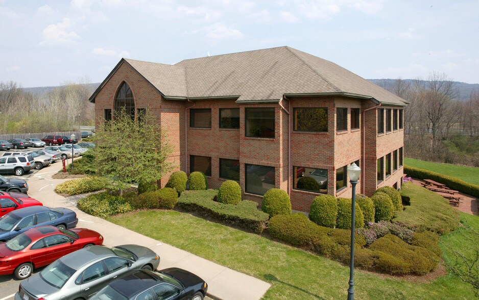 20 Avon Meadow Ln, Avon, CT à vendre - Photo de l’immeuble – Image 3 sur 7