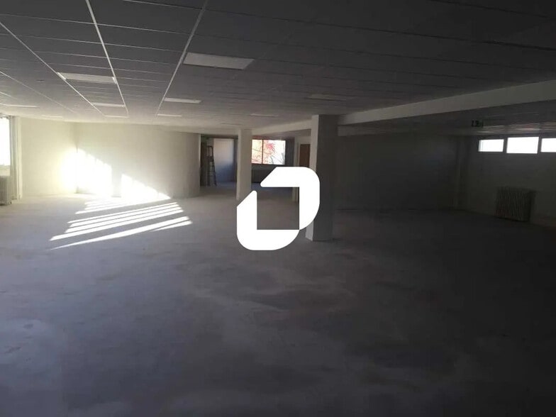 Bureau dans Saint-Denis à louer - Photo de l’immeuble – Image 3 sur 5