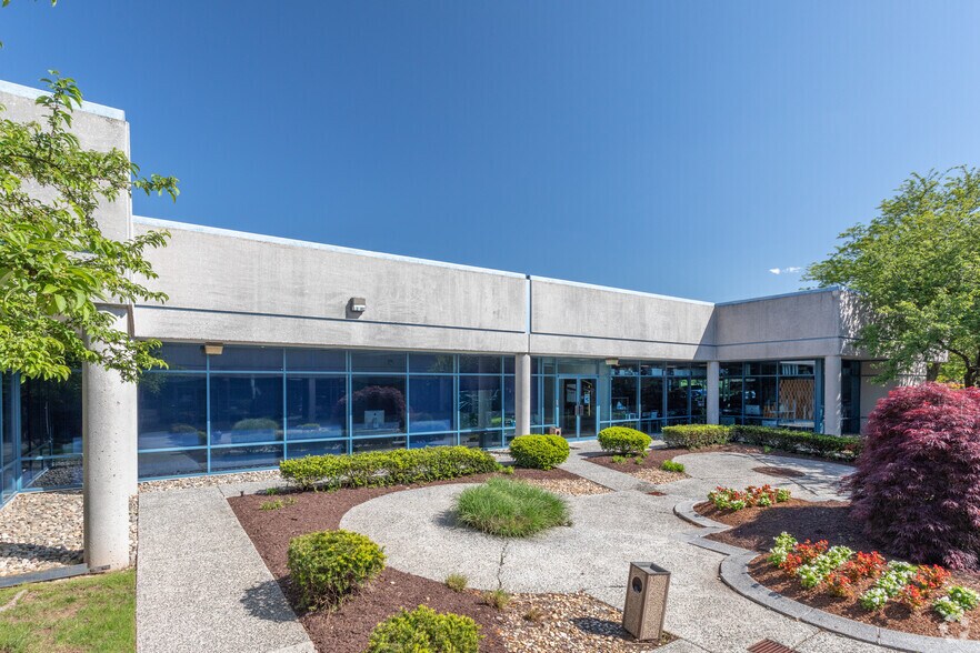 14100 Sullyfield Cir, Chantilly, VA à louer - Photo de l’immeuble – Image 3 sur 3